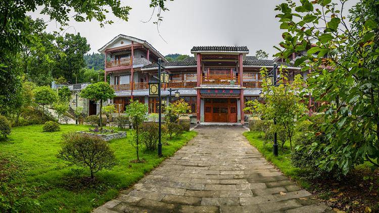 巴南区圣灯山镇倾情打造全域旅游和度假小镇: 养生,养心,养老的"三养