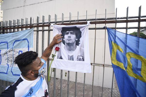 各方悼念马拉多纳!你会如何回忆他,带着泪或是很沉默?