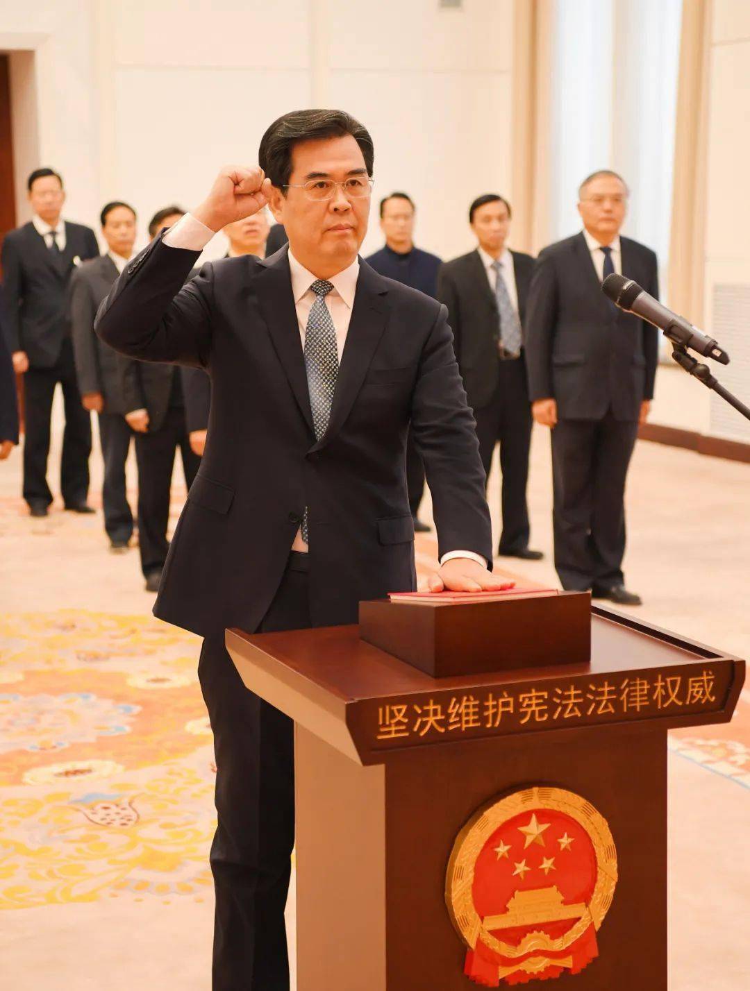 贵州省代省长李炳军向宪法宣誓就职