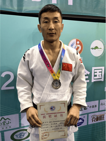 苏日勒格获得男子-60公斤级银牌巴彦得力黑获得男子-73公斤级银牌布和