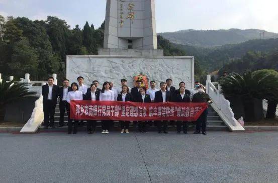 上午,全體人員在甘祖昌幹部學院初心館觀看《紅土蓮花映初心》黨課