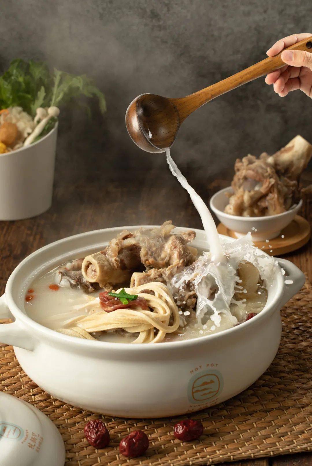 风靡杭城的筒骨锅0元吃硬核筒骨堪比拳头大涮菜58折吃到扶墙走