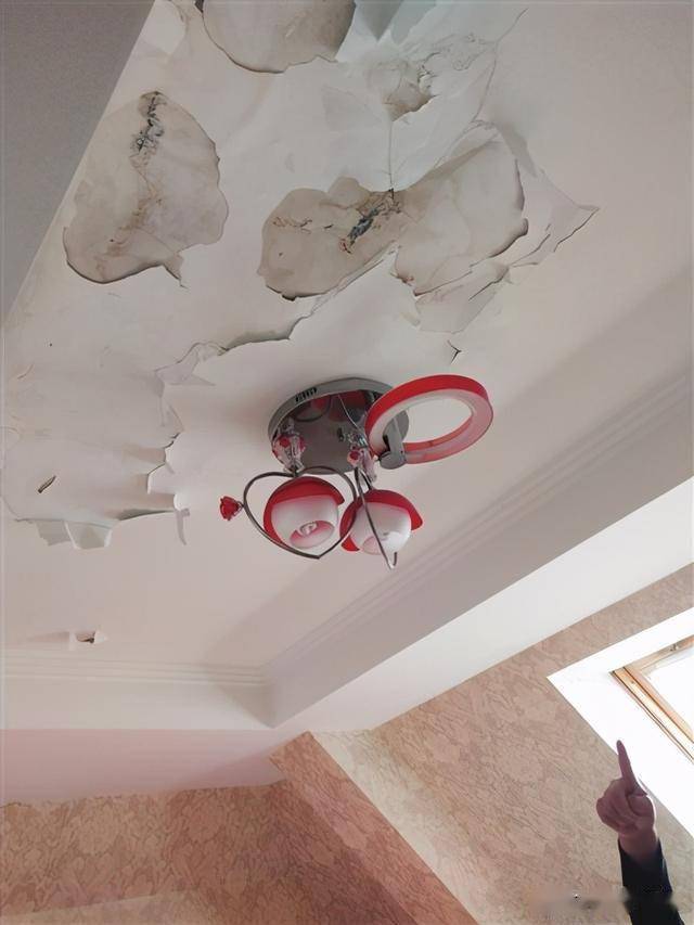 银川一小区住户很闹心!家中阁楼漏雨,12年了没解决