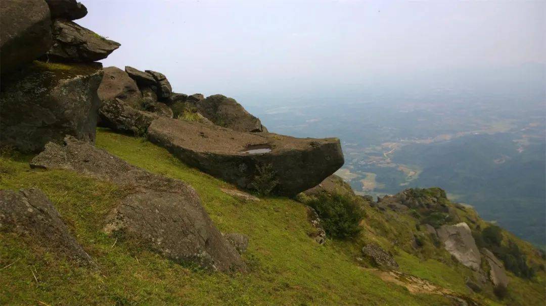 防城港户外爱好者望洲顶徒步登山环保公益行