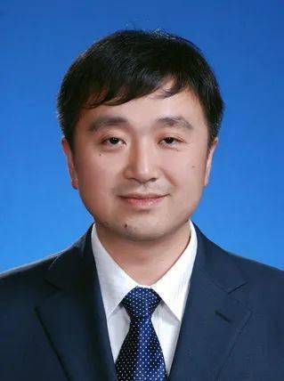 张新兴武汉市市场监管局总经济师走进演播厅的"考生"本场主持人:尹晨