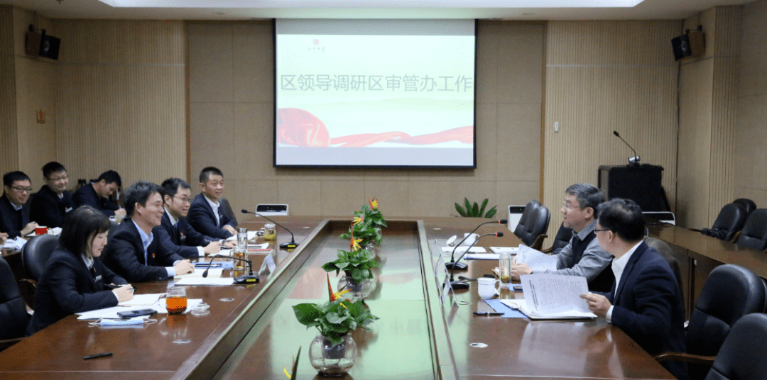 冯晶代区长实地查看了区行政服务中心运行情况,"中心"工作人员通过"