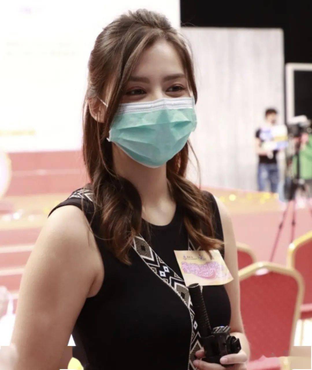 港姐谢嘉怡跟黄庭锋表演踢波 lisa自爆钟意足球多过唱歌