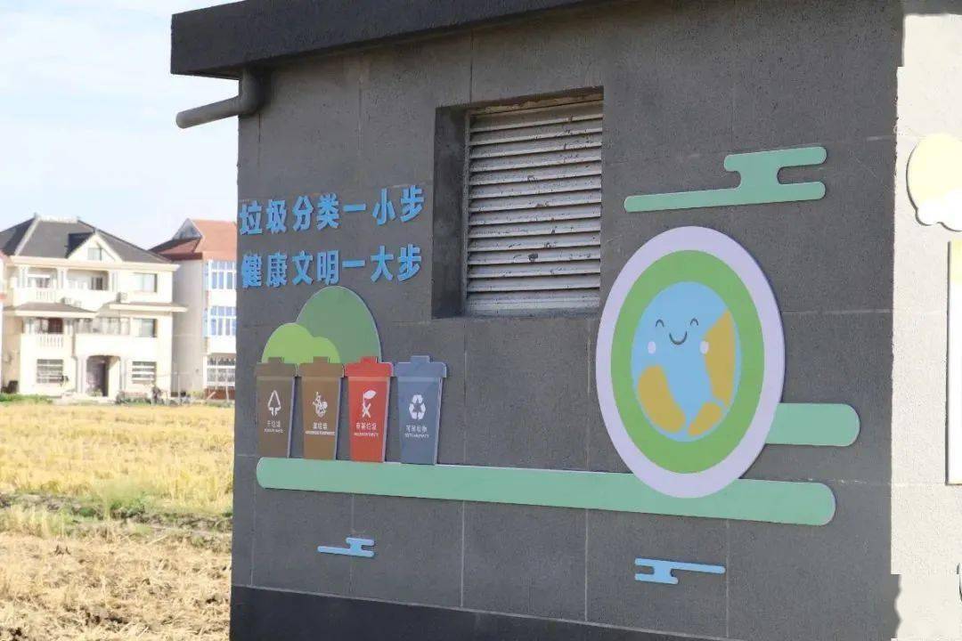 包括垃圾分类的一些告示牌,还有在垃圾厢房上贴上宣传标语,内部对垃圾