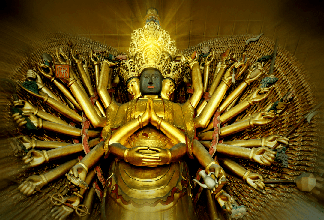 这里有世界独一无二的黑脸观音妙相庄严,香火鼎盛阳光和云海寺庙与