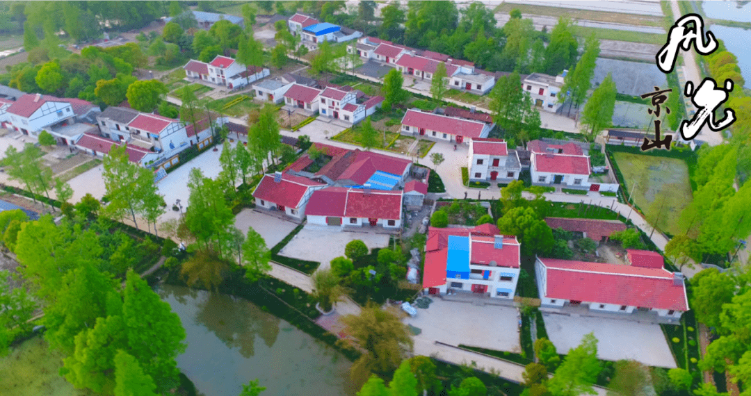 地点:雁门口镇瓦庙村在这里,格桑花总是开得烂漫,就算是色彩寡淡的