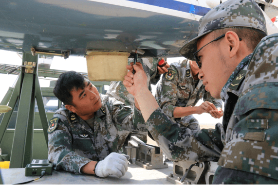 陆军航空兵学院举办"陆军无人作战系统研究"学术论坛