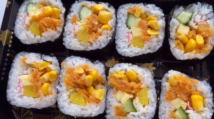 第三天摆摊卖寿司,肉松蟹柳玉子烧黄瓜新香甜玉米,好吃看的见