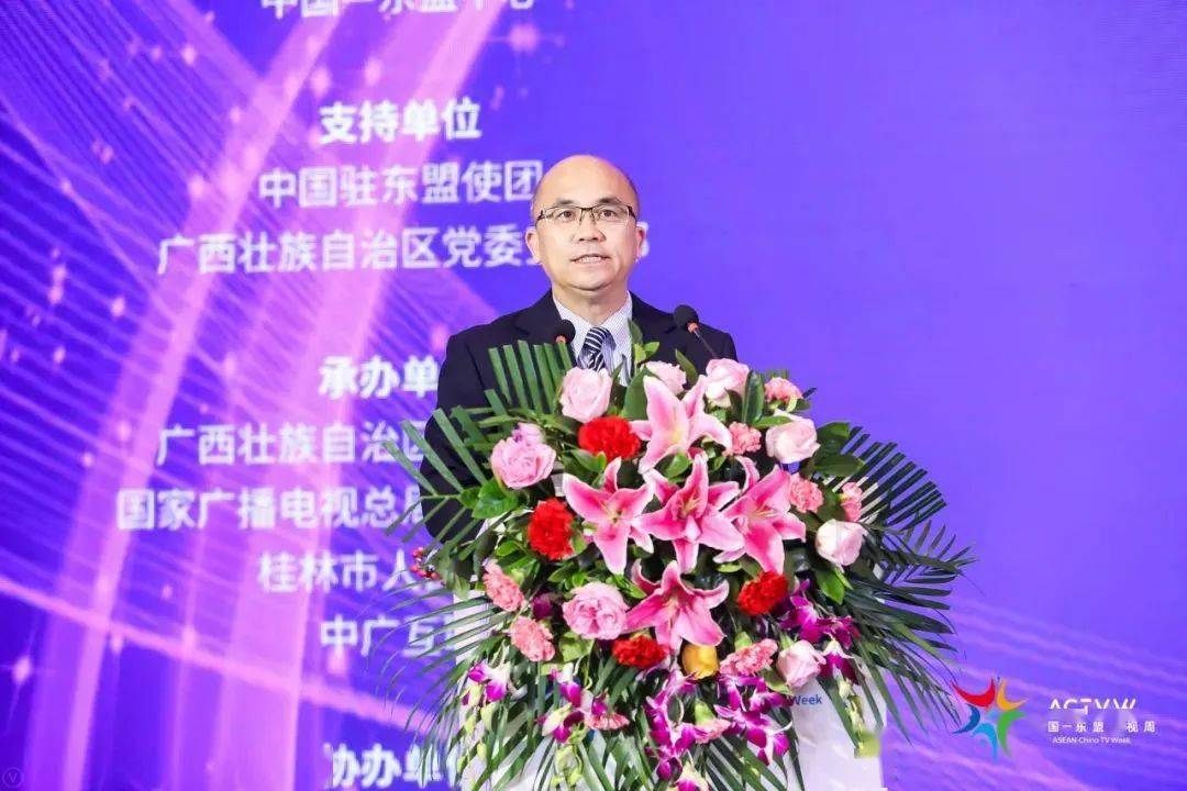 上,广西广电网络公司党委书记,董事长谢向阳以《加快广电网络"新基建"