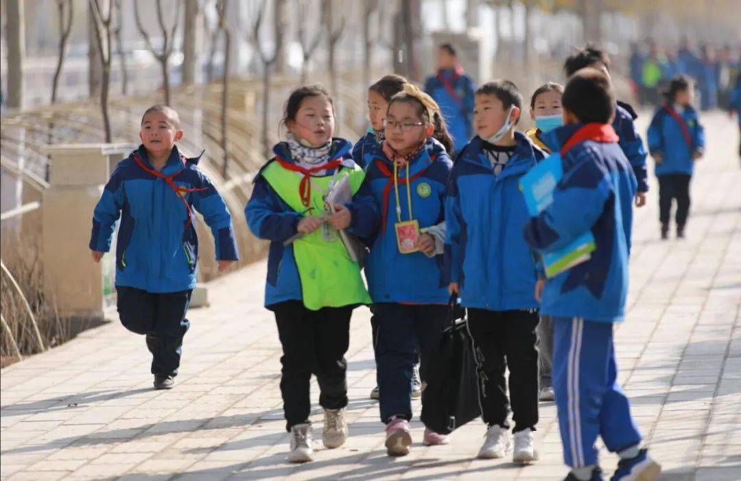 街拍会宁美好的放学路上