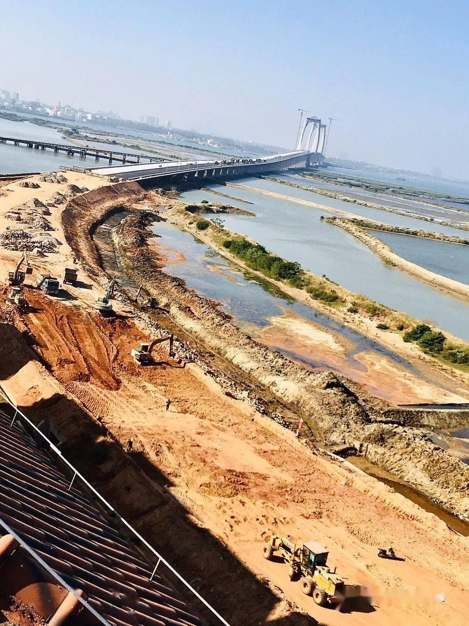 最新进展!水东湾跨海大桥开始铺设沥青