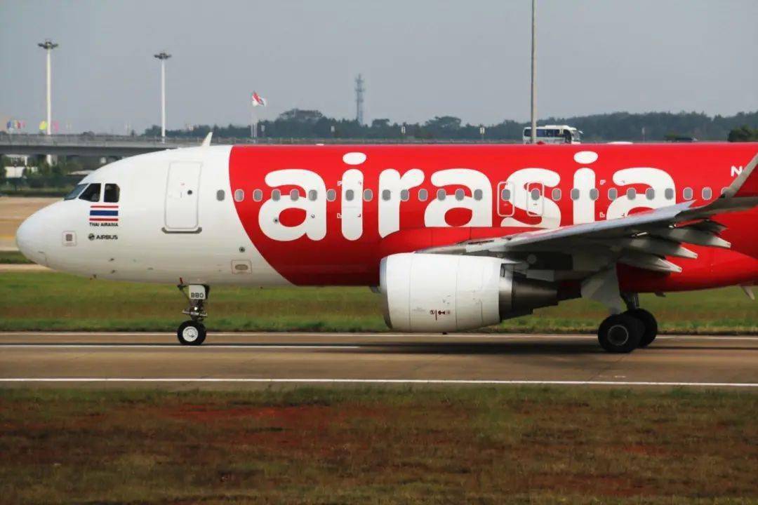 蓝天愈来愈远亚洲航空宣布破产英国空姐卖内裤