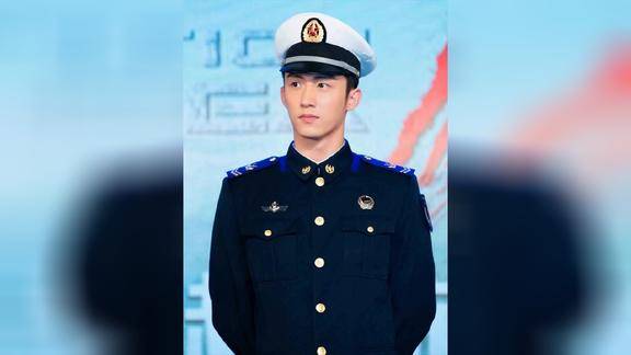 组图黄景瑜一身蓝色军装亮相发布会笔挺有型超帅气