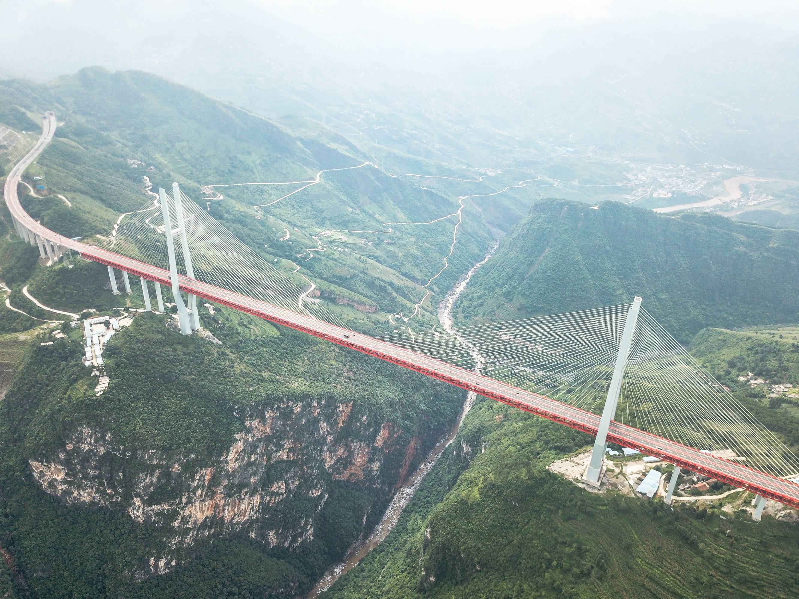 新华社发(蔡增乐 摄)货车在新疆哈密境内的京新高速公路上行驶(2017年