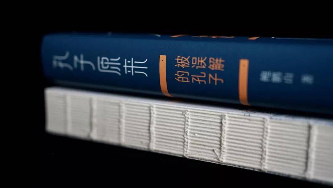 裸背装的设计,直观地体现了"原来"的时空.