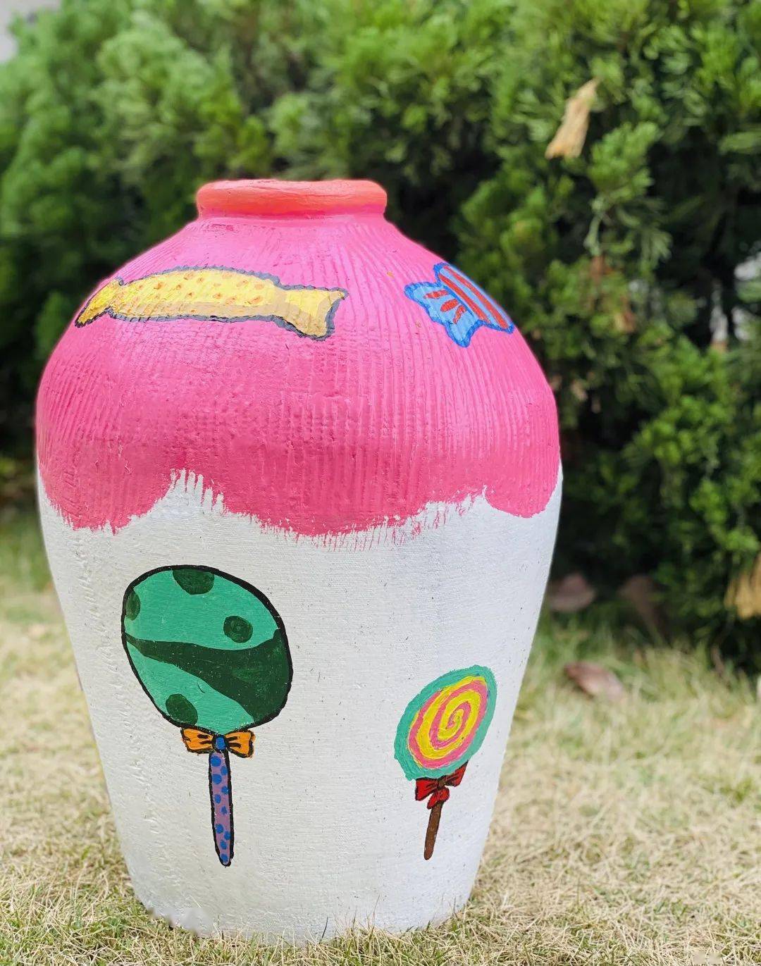 各班为包干区绘制具有班级特色的酒缸彩绘作品,来瞧一瞧吧!