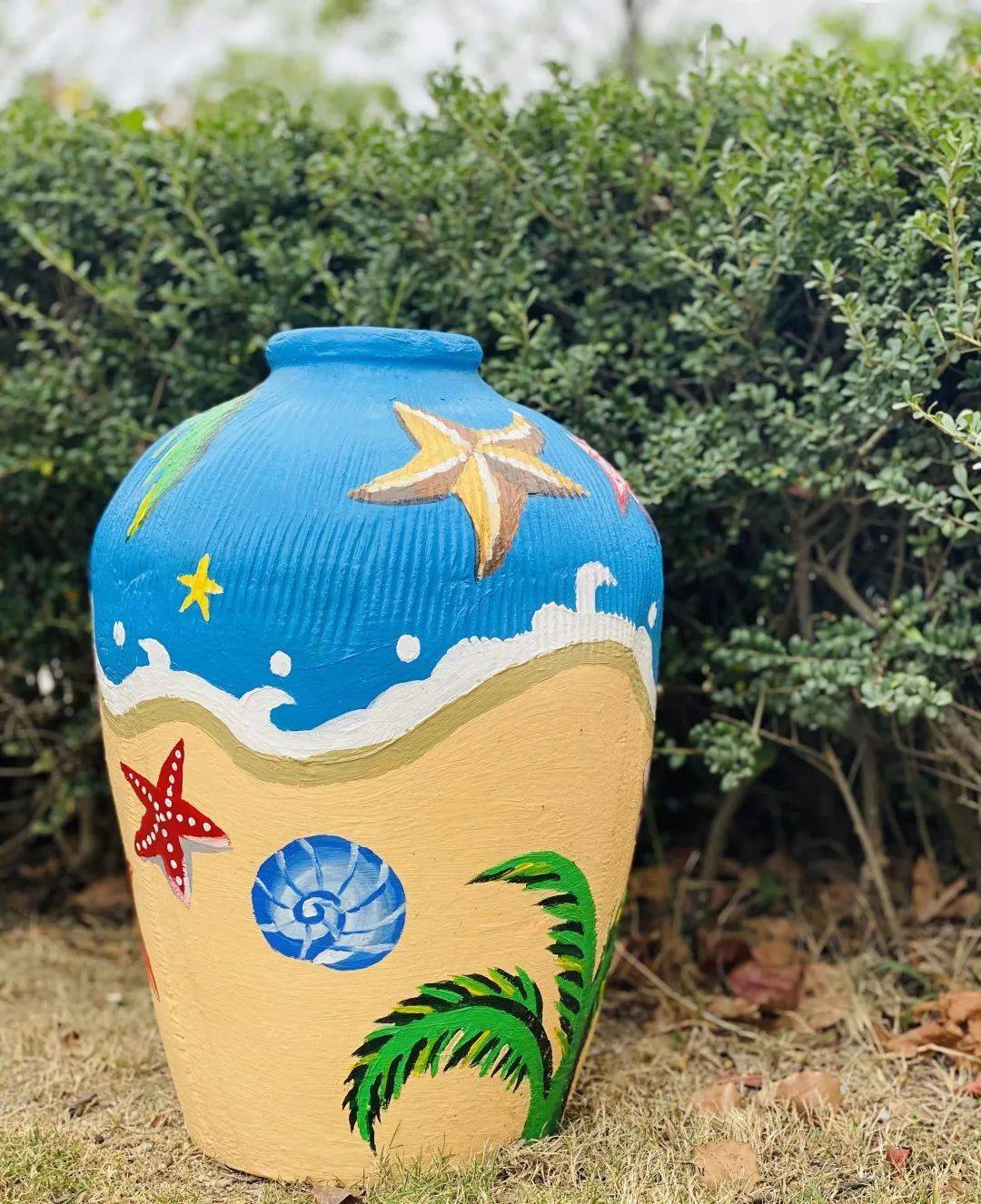 各班为包干区绘制具有班级特色的酒缸彩绘作品,来瞧一瞧吧!