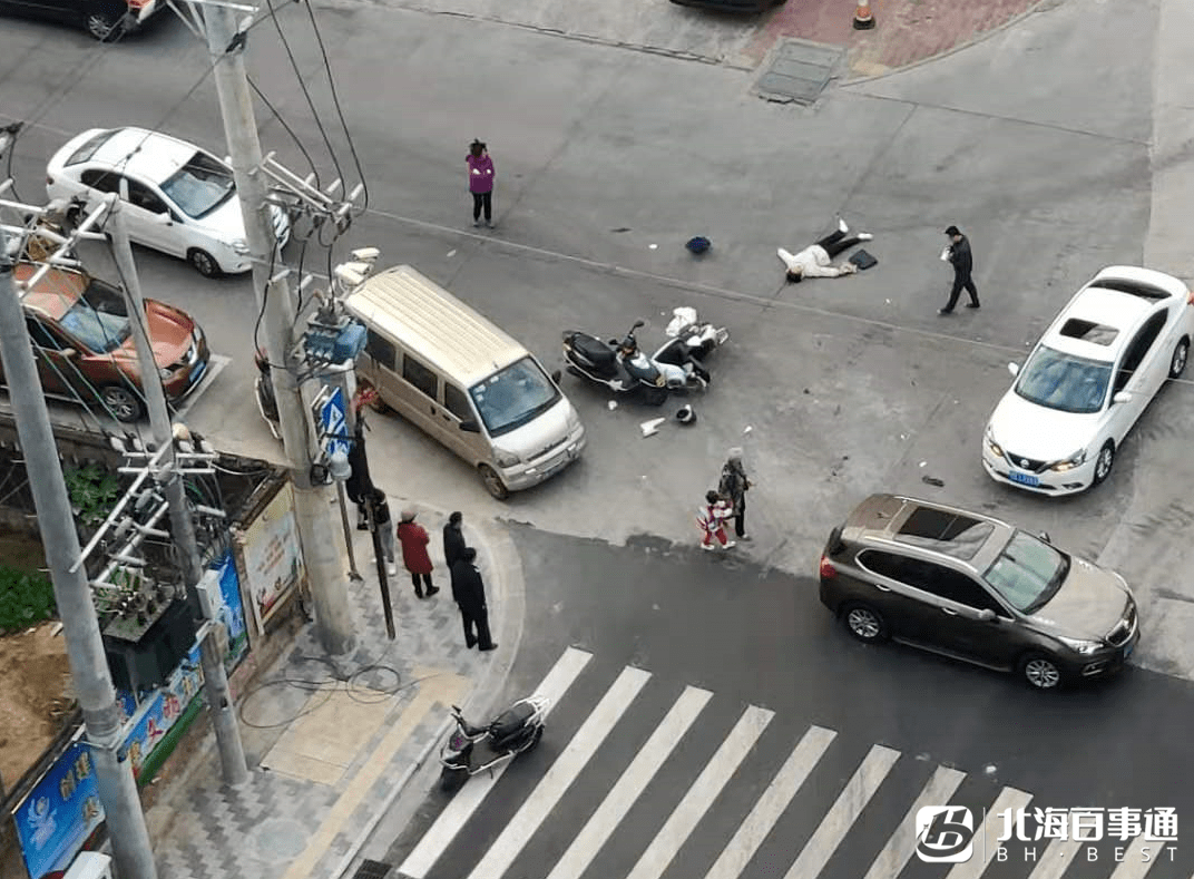 三车相撞今早北海云西路发生一起车祸白衣男子倒地不起