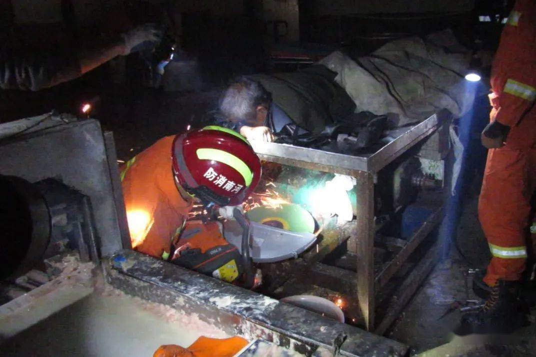 疼!老人手被绞肉机死死"咬住"