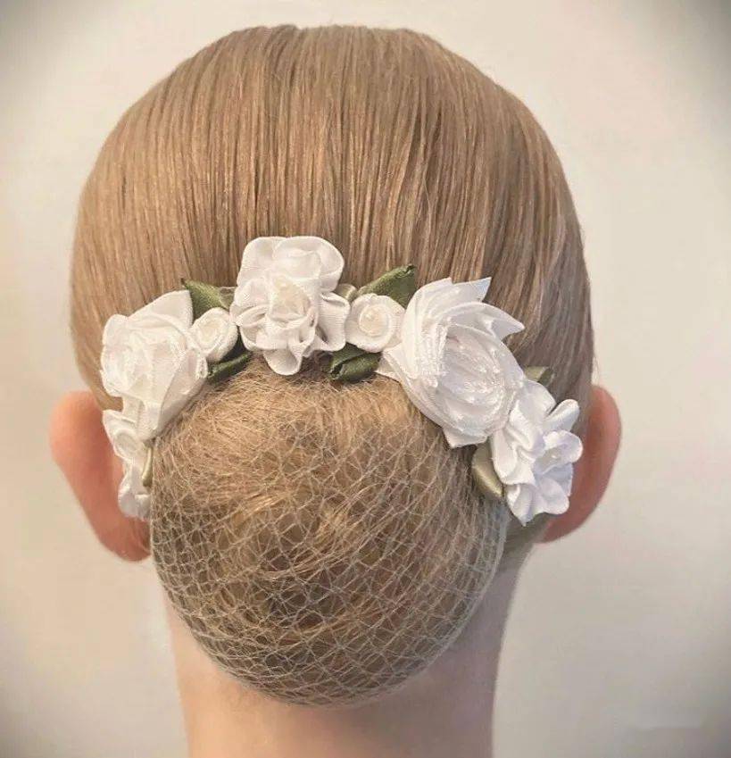 家里有孩子学舞蹈的,可以这样盘头发