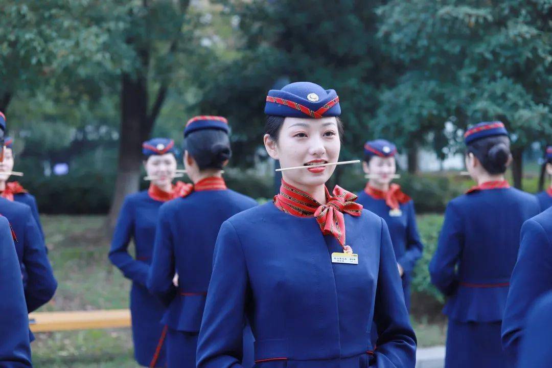 高铁小姐姐 为啥那么优雅