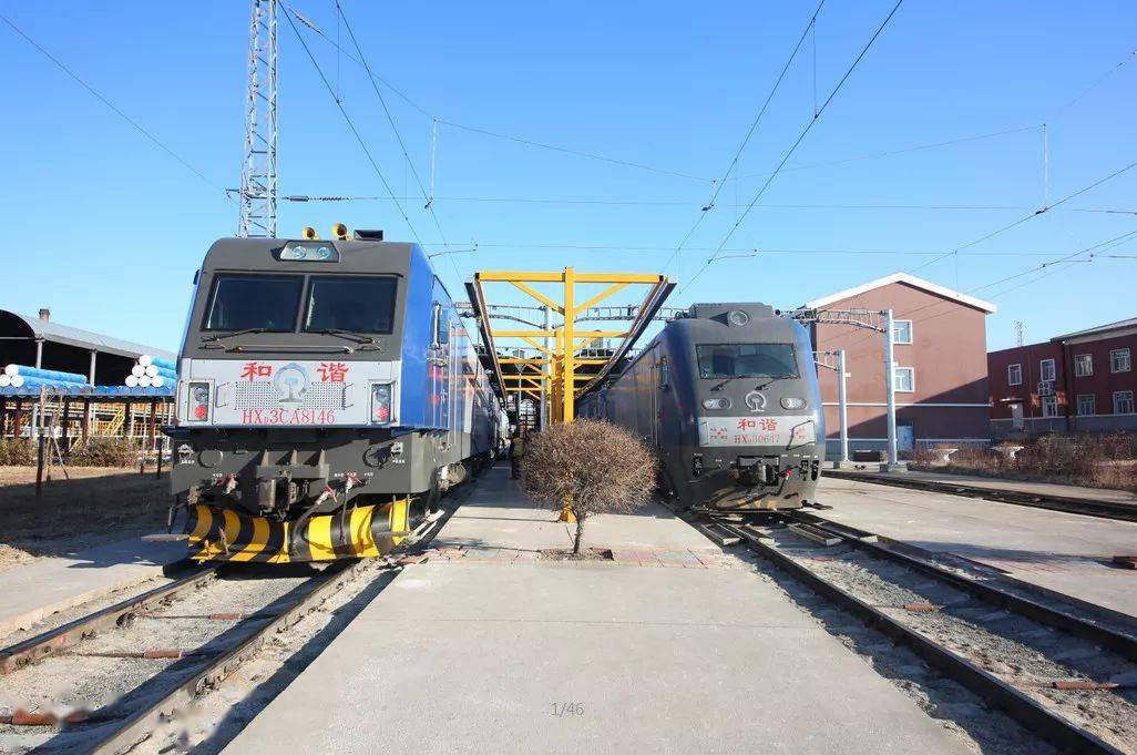 一片繁忙……齐齐哈尔机务段整备场上风尘仆仆的机车远征归来