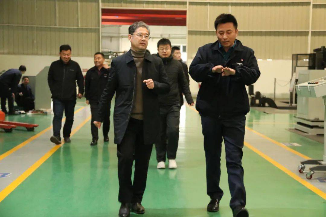 汽车学院副院长王剑峰,科研处副处长李精一,材料学院副教授崔国荣