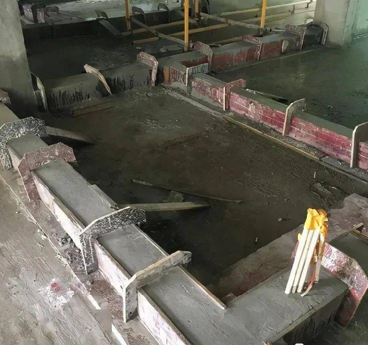 结构处等部位周边墙体底部均应设置混凝土反坎在支模前应进行凿毛处理