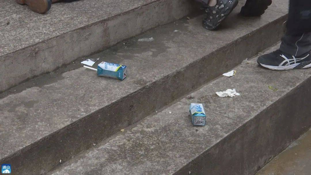 学校周边放学前干净整洁 放学后遍地垃圾