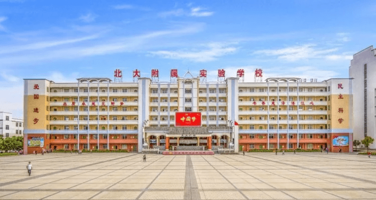 可以在广弘商业广场(在建中)邂逅城市万般精彩;先生可以搭乘高铁畅达