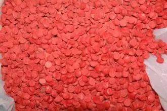 甲基苯丙胺是在麻黄素化学结构的基础上改造而来的,外观为纯白结晶体