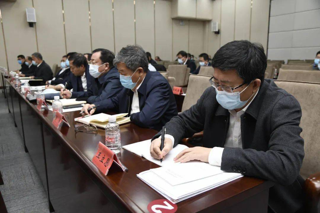 会场市领导袁文英,张华,边中悦,黄彦峰,田向存,邱文博,南振虎出席会议