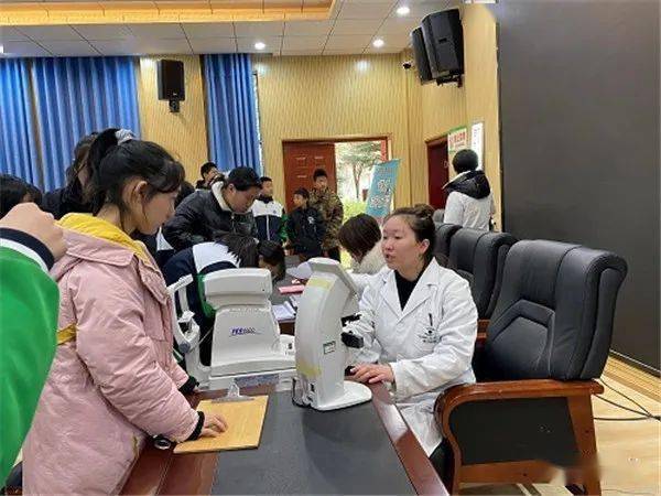 宝兴县灵关中学开展"爱护眼睛 珍视光明" 学生视力检测活动