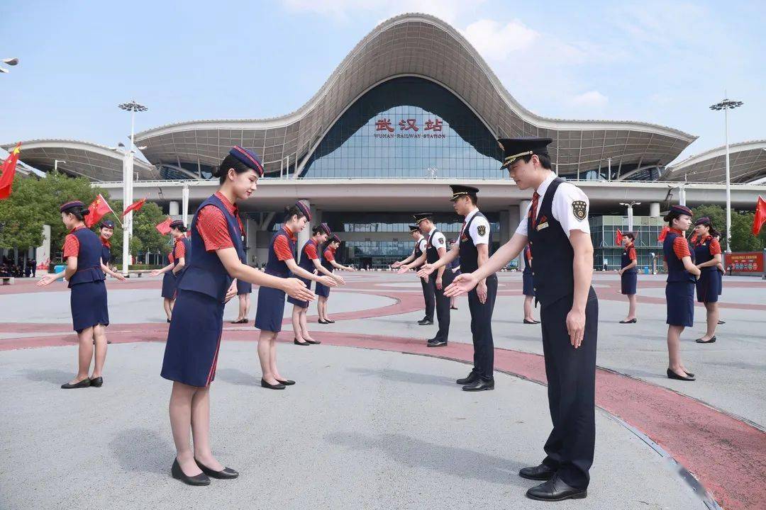 鞠躬鞠躬时应面带微笑,身体向前,腰部下弯,头,颈,背自然成一条直线