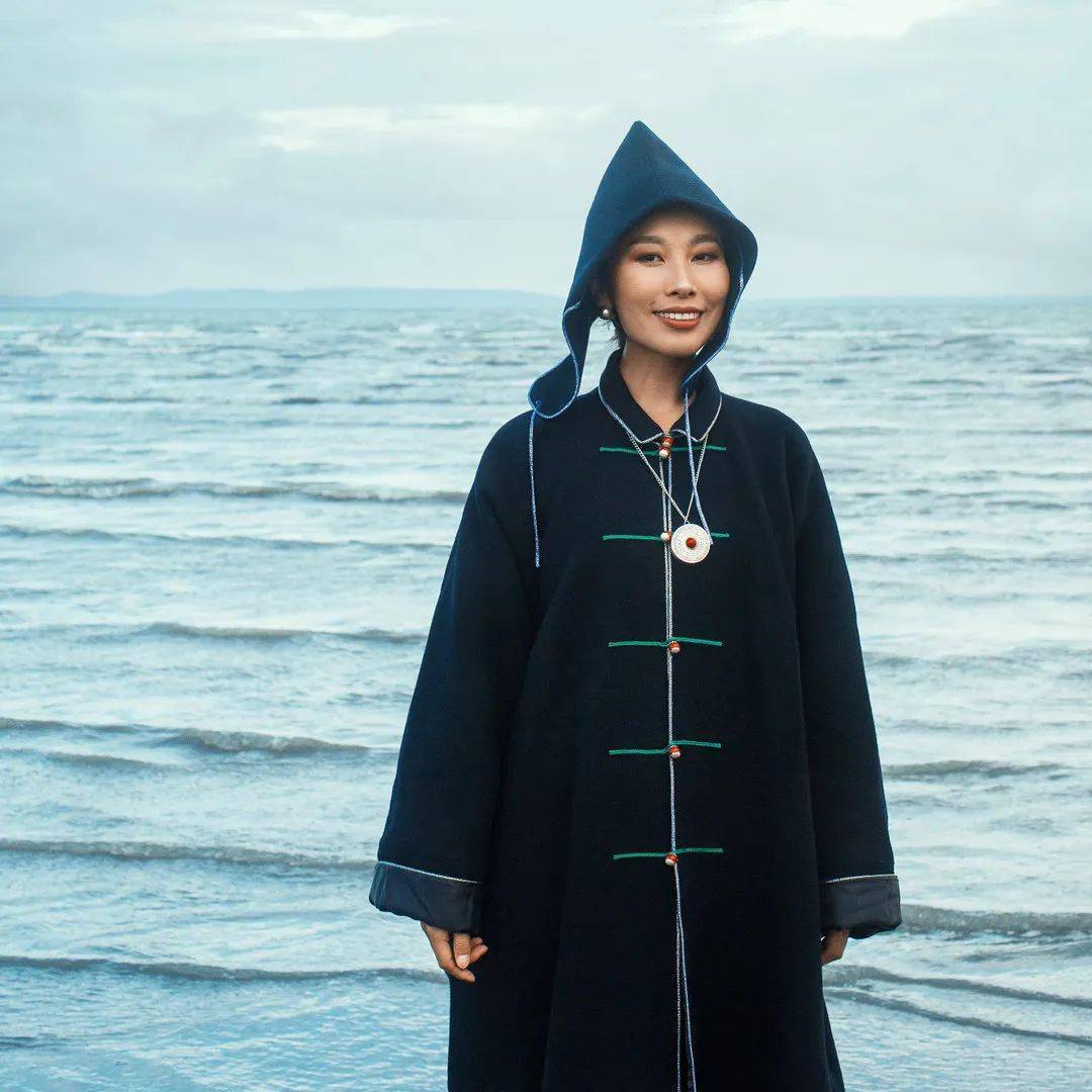 道力格尔玛(女歌手)恩泽(马头琴)其乐莫格(马头琴)当马头琴被奏响闭目