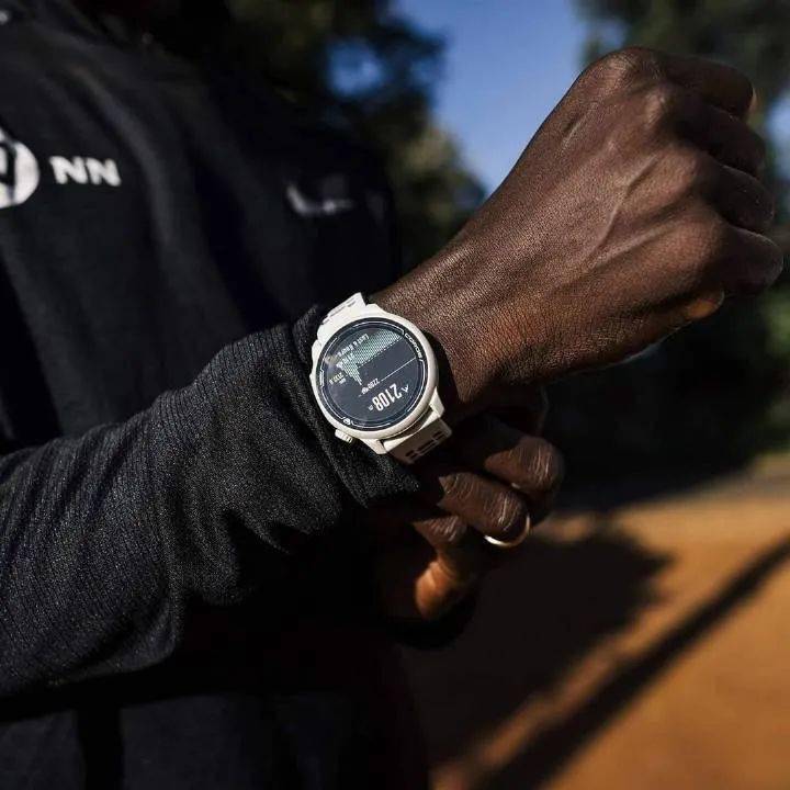 穿什么跑南京马拉松4人破210中国马拉松史上浓墨重彩的一天