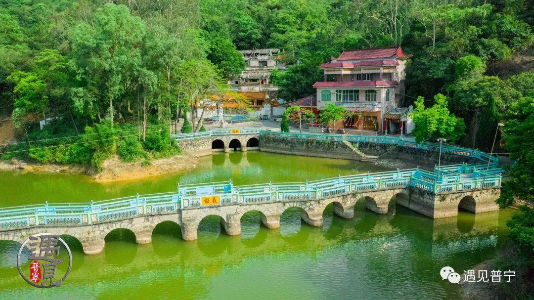 赤水村的珍珠桥长卧在这镜湖之上岁月变换你波澜不惊守护着一方百姓碗