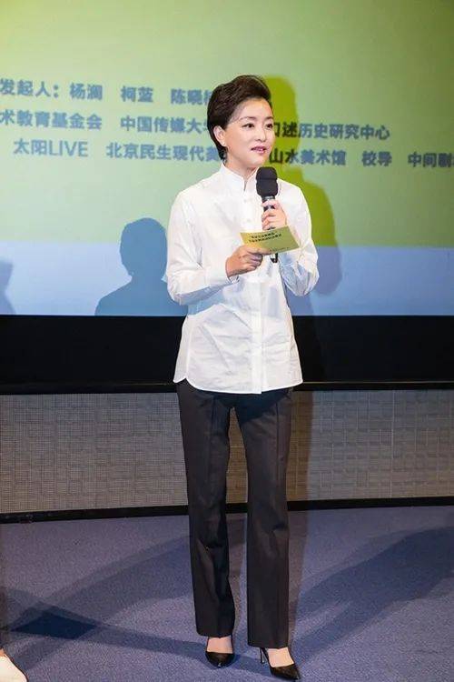 杨澜表面很知性,其实就是一个普通老年人,化了妆也难掩苍老!