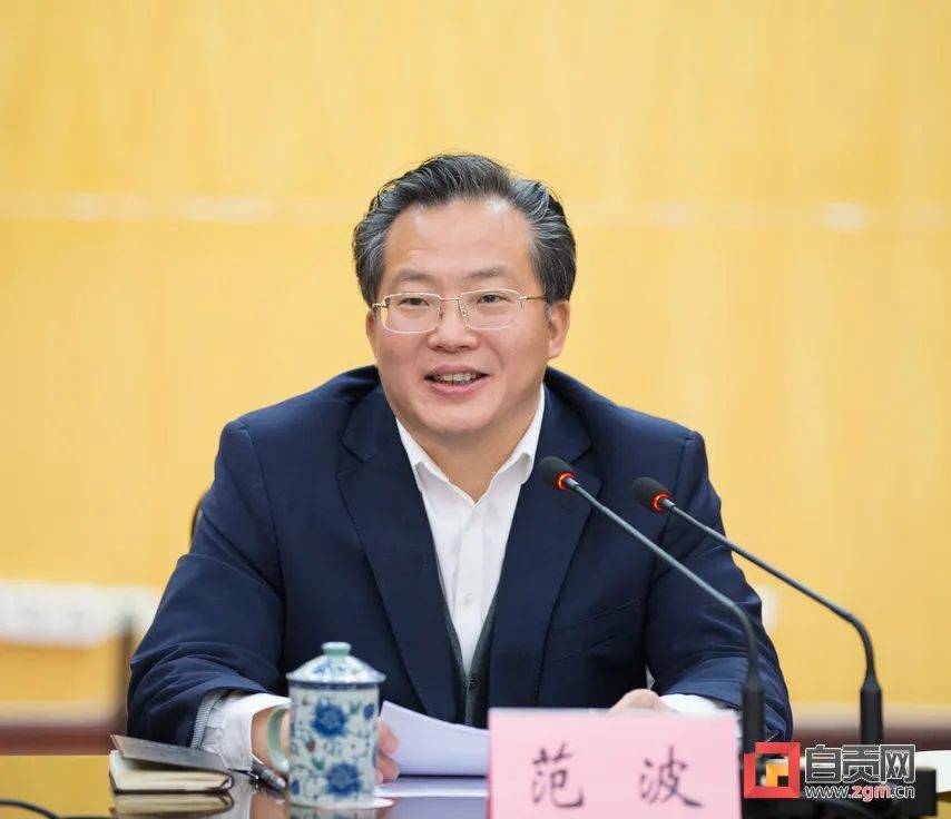 市委组织部常务副部长陈金洪宣读决定.