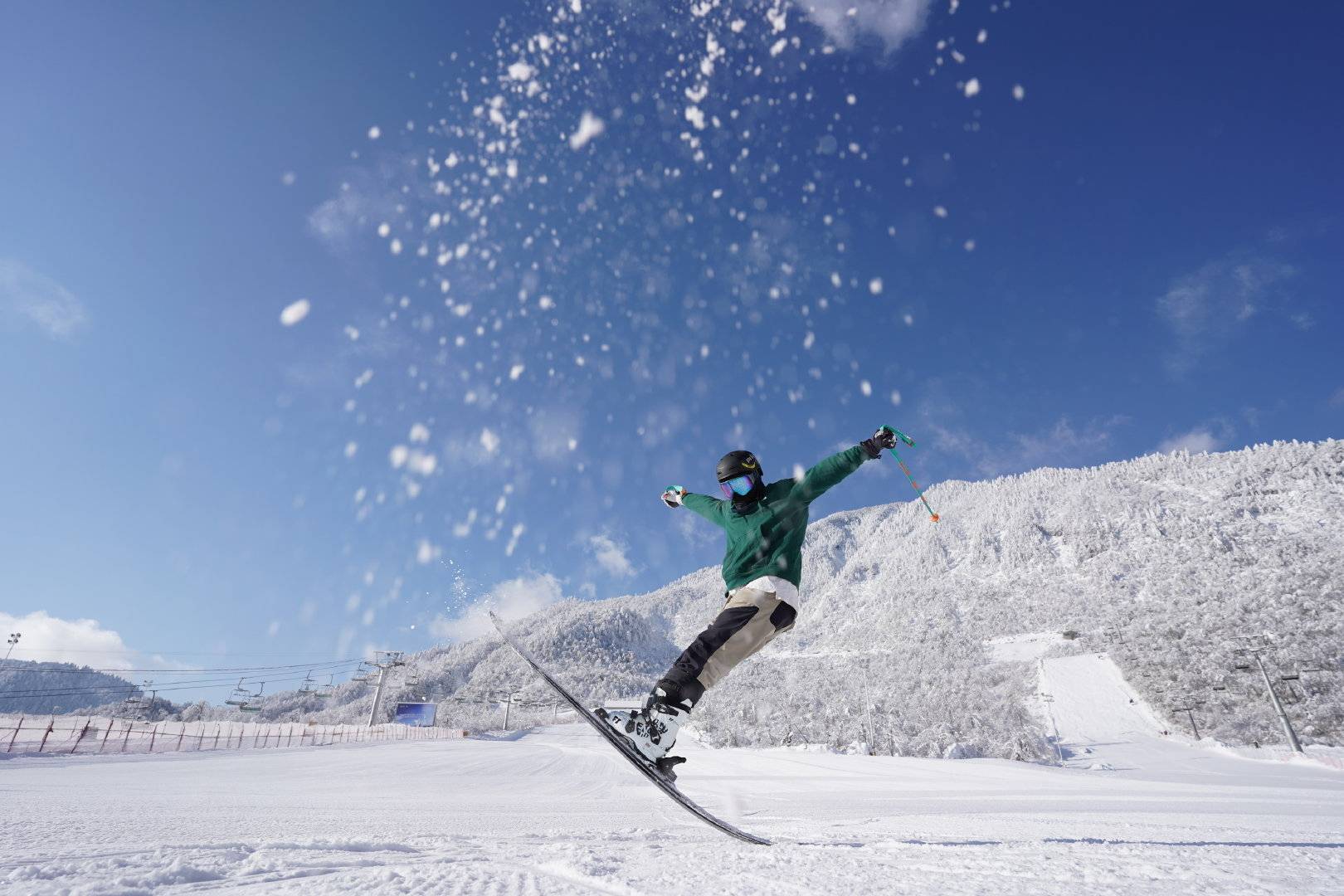成都真冷了西岭雪山再降大雪滑雪场本月10日提前对外开放