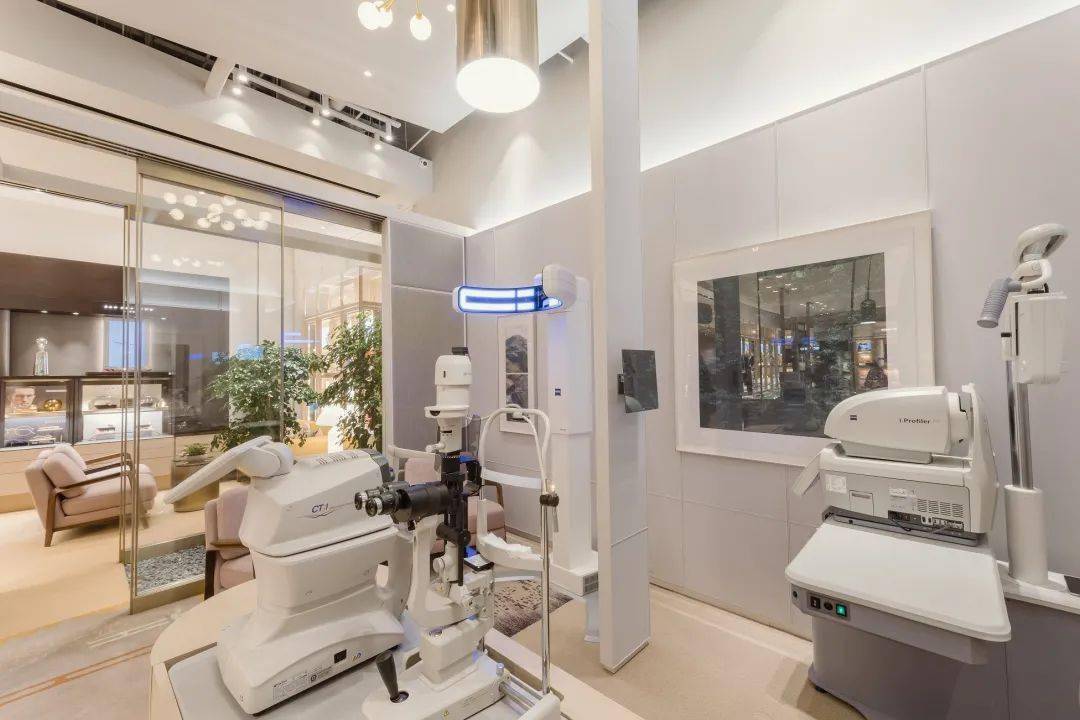 验光确保镜片与镜框的完美适配极致展现溥仪眼镜对顾客需求的精准把握