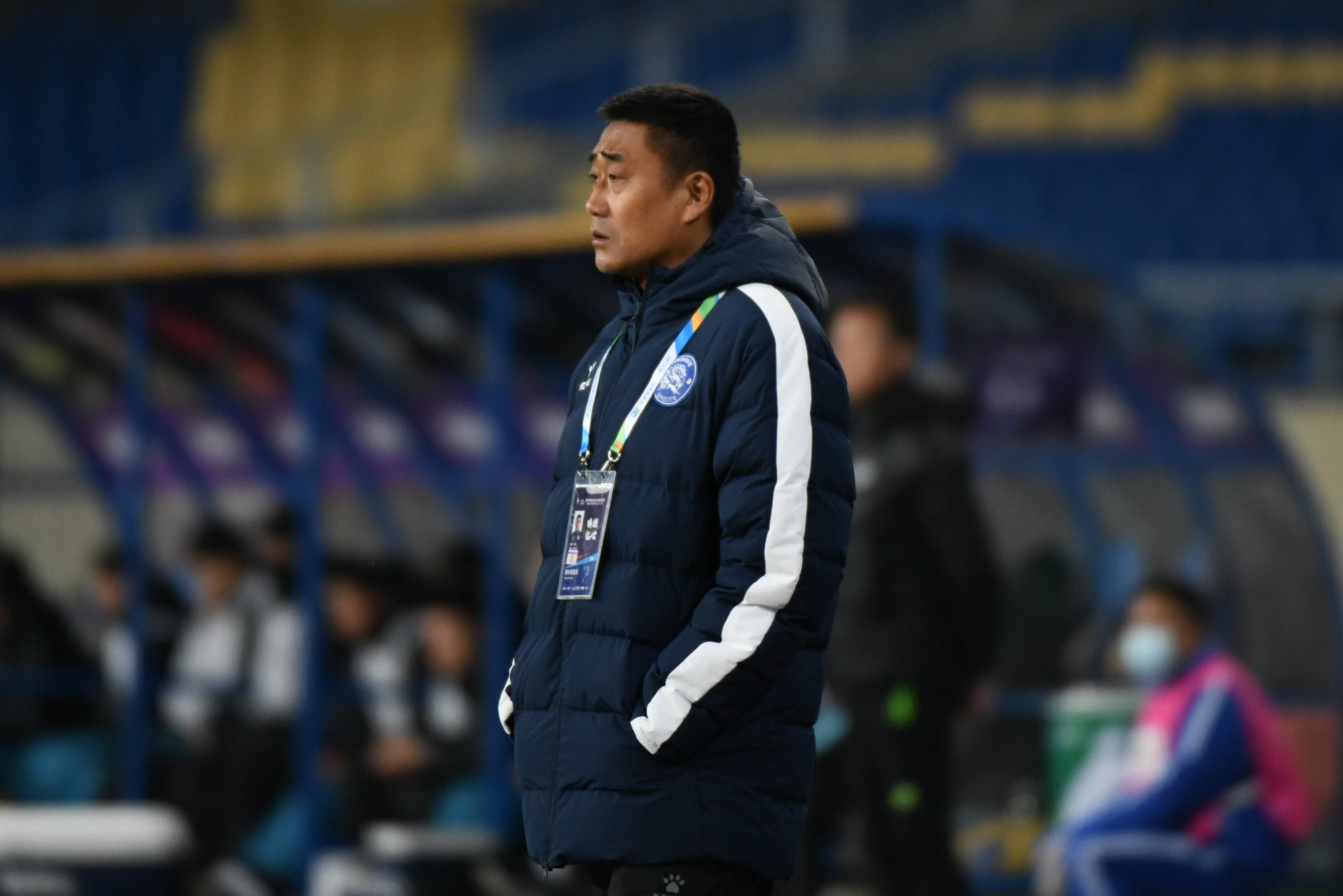 12月1日,昆山fc队主教练高尧在场边观战.