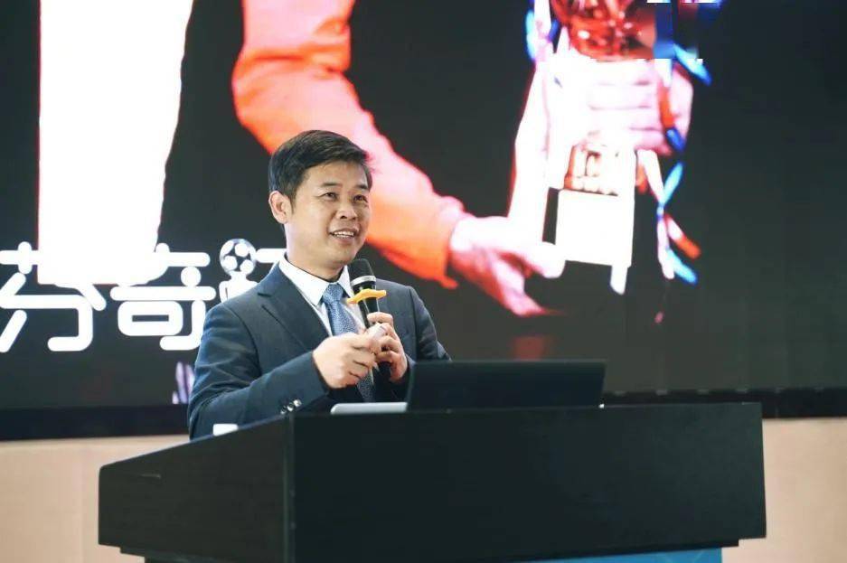 空军军医大学口腔医学院正畸科主任金作林教授作题为《薄冰上的舞蹈