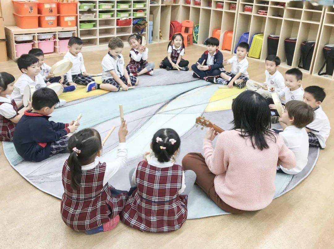 幼儿部音乐课在音乐中进行感官探索