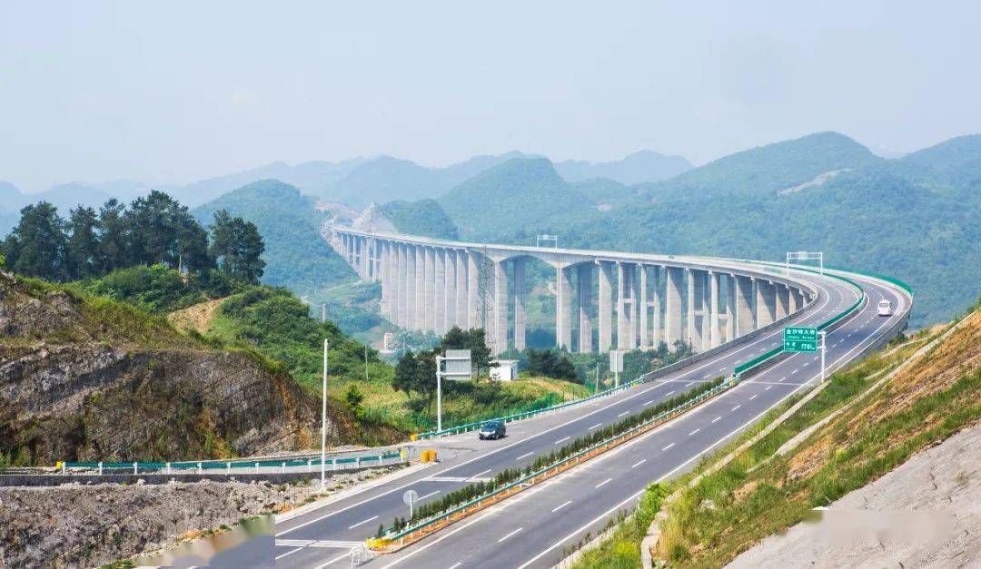 毕节境内第一条真正意义上的高速公路——杭瑞高速公路遵义至毕节段