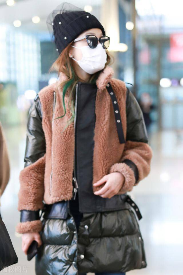 容祖儿穿拼接羽绒服现身机场挑染绿色头发让人看不懂的时尚